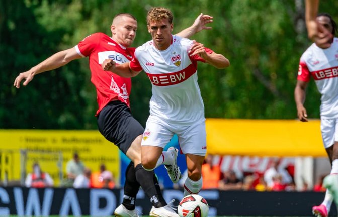 Noch ein ungewohntes Bild: Grischa Prömel im VfB-Trikot, hier während des ersten Testspiels gegen die TSG Balingen.<span class='image-autor'>Michael Treutner</span>