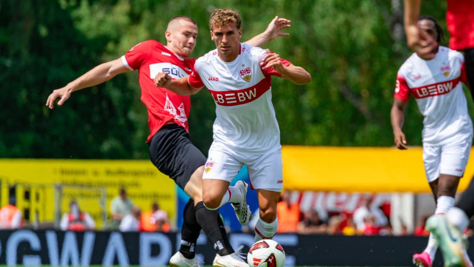 Noch ein ungewohntes Bild: Grischa Prömel im VfB-Trikot, hier während des ersten Testspiels gegen die TSG Balingen.Michael Treutner
