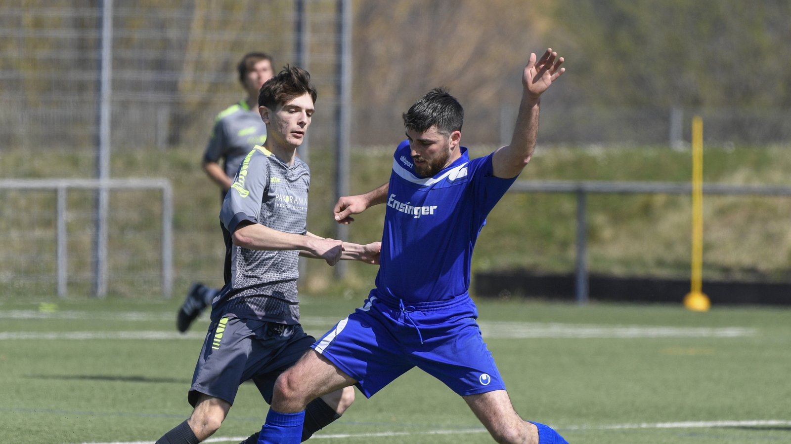 Richard Grinko (rechts) wird für seinen Einsatz belohnt. Im Neun-gegen-neun holt der Abwehrspieler mit dem FC Gündelbach bei der SGM Hohenhaslach/Freudental II ein 3:3. Foto: Leitner Richard Grinko (rechts) wird für seinen Einsatz belohnt. Im Neun-gegen-neun holt der Abwehrspieler mit dem FC Gündelbach bei der SGM Hohenhaslach/Freudental II ein 3:3. Foto: Leitner