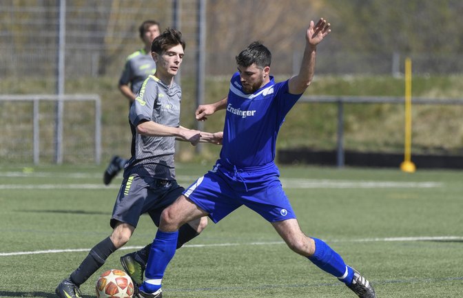 Richard Grinko (rechts) wird für seinen Einsatz belohnt. Im Neun-gegen-neun holt der Abwehrspieler mit dem FC Gündelbach bei der SGM Hohenhaslach/Freudental II ein 3:3.  <span class='image-autor'>Foto: Leitner</span>
