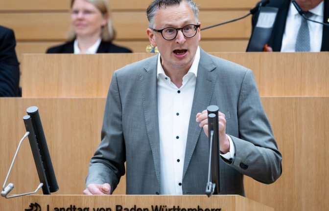 Grünen-Fraktionschef Andreas Schwarz erklärt, wie die Klimamilliarde den Kommunen zu Gute kommen soll.<span class='image-autor'>Christoph Schmidt/dpa</span>