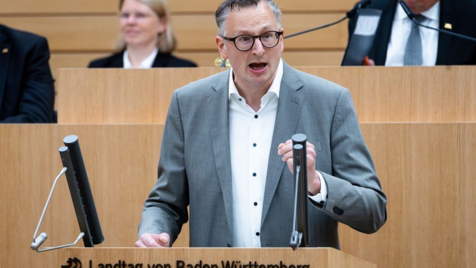 Grünen-Fraktionschef Andreas Schwarz erklärt, wie die Klimamilliarde den Kommunen zu Gute kommen soll.Christoph Schmidt/dpa