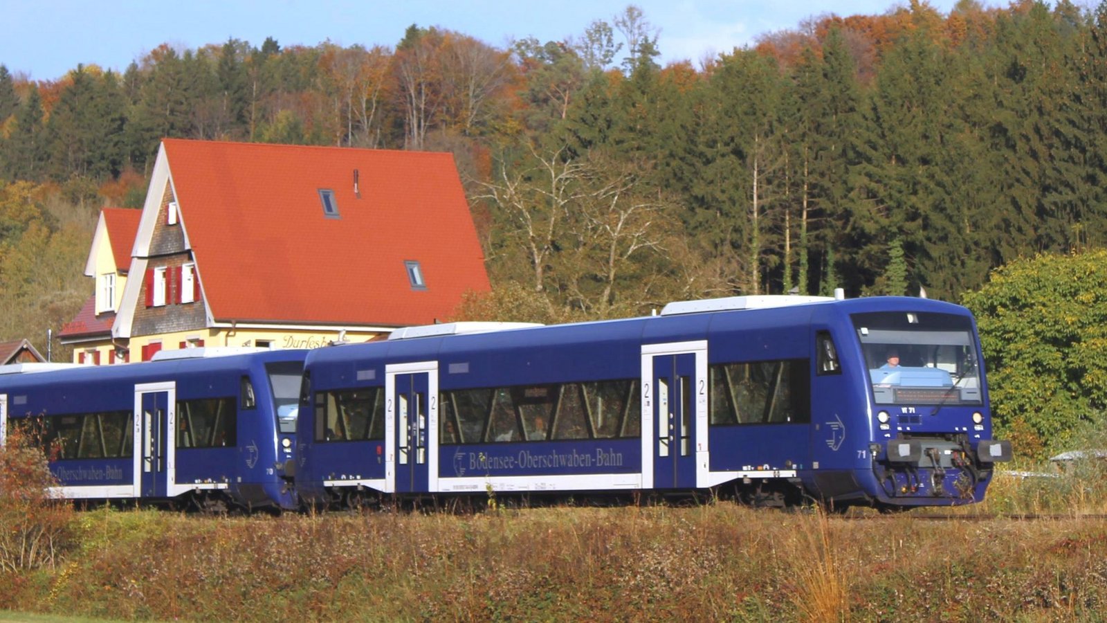 Die Fahrzeuge taten Dienst bei der Bodensee-Oberschwaben-Bahn und werden aufgrund der Elektrifizierung der Südbahn ersetzt, sie erhalten das Strohgäubahn-Design. Foto: NickeFoto: Nicke