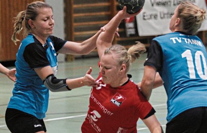 Sophie-Celine Luncz (Mitte) ist nicht nur Dreh- und Angelpunkt im Spiel des HC Metter-Enz. Sie ist auch torgefährlich.  Foto: Nachreiner