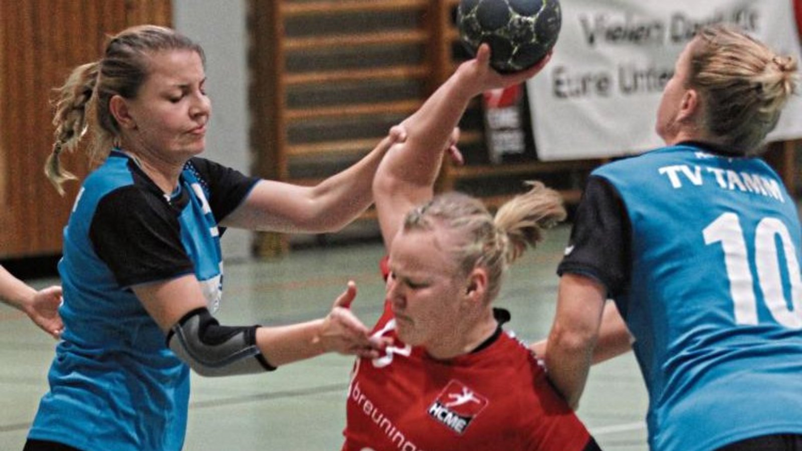 Sophie-Celine Luncz (Mitte) ist nicht nur Dreh- und Angelpunkt im Spiel des HC Metter-Enz. Sie ist auch torgefährlich.  Foto: Nachreiner