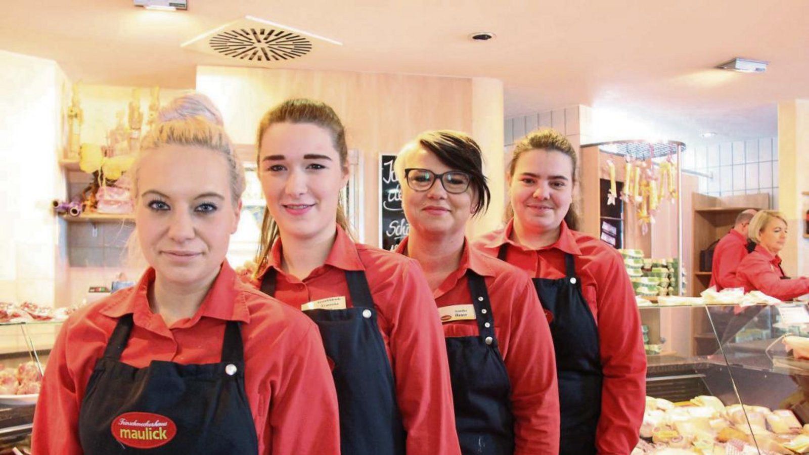 Ausbilderin Jennifer Bauer (Zweite von rechts) mit den Azubis Sarah Mauch, Franziska Brox und Jennifer Höhner (von links). Die Arbeit als Fleischereifachverkäuferin ist abwechselungsreicher als man denkt, darin sind sich die drei Lehrlinge einig. Foto: Rostek Ausbilderin Jennifer Bauer (Zweite von rechts) mit den Azubis Sarah Mauch, Franziska Brox und Jennifer Höhner (von links). Die Arbeit als Fleischereifachverkäuferin ist abwechselungsreicher als man denkt, darin sind sich die drei Lehrlinge einig. Foto: Rostek
