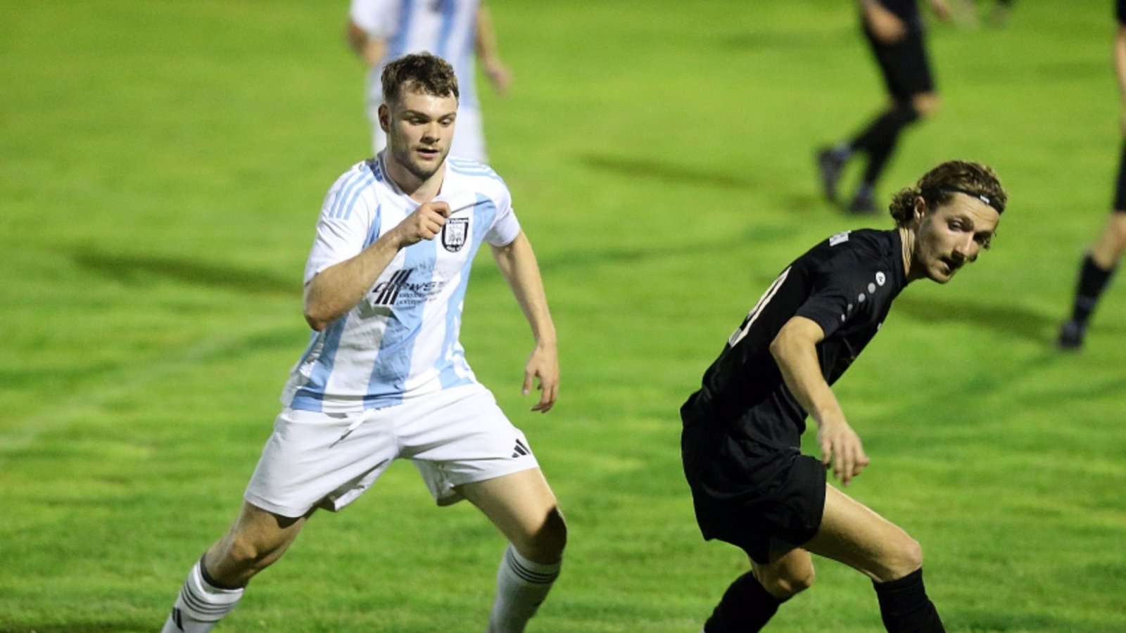 Julian Lienerth (links) hat mit dem VfB Vaihingen knapp gewonnen. Archivfoto: Küppers