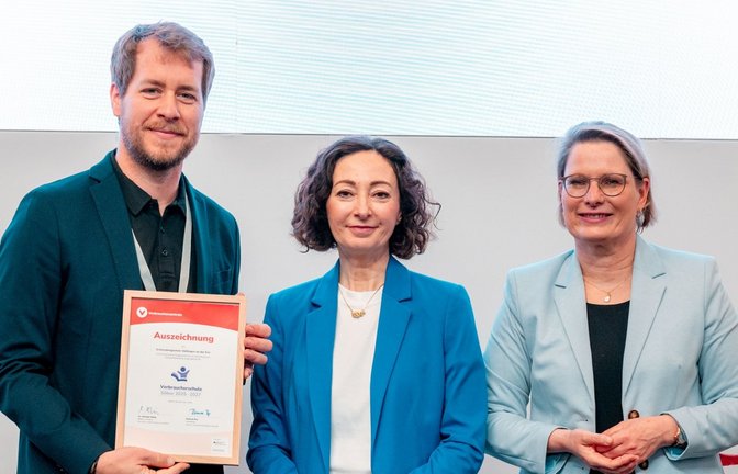 Schulleiter Jürgen Joss mit Ramona Pop vom Bundesverband Verbraucherzentrale (Mitte) und Dr. Stefanie Hubig, Bundesministerin für Verbraucherschutz.  <span class='image-autor'>Foto: Studioberlin361</span>