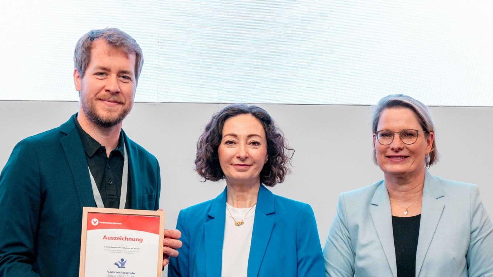 Schulleiter Jürgen Joss mit Ramona Pop vom Bundesverband Verbraucherzentrale (Mitte) und Dr. Stefanie Hubig, Bundesministerin für Verbraucherschutz.  Foto: Studioberlin361