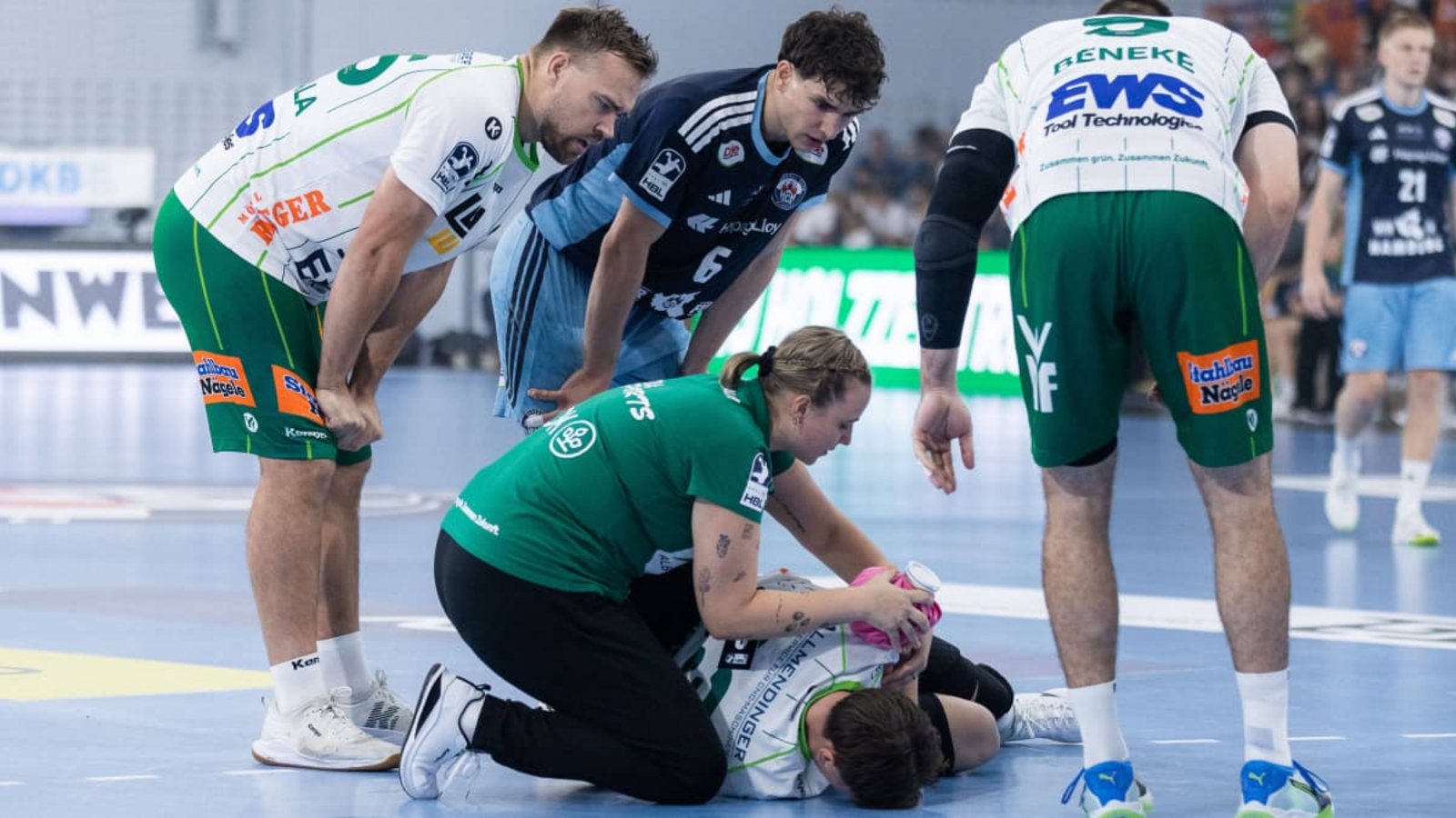 Göppingens Spielmacher Ole Pregler liegt in der Sporthalle Hamburg am Boden und wird an seiner Schulter von Frisch-Auf-Physiotherapeutin Katharina Leßig behandelt.IMAGO/Eibner Göppingens Spielmacher Ole Pregler liegt in der Sporthalle Hamburg am Boden und wird an seiner Schulter von Frisch-Auf-Physiotherapeutin Katharina Leßig behandelt.IMAGO/Eibner