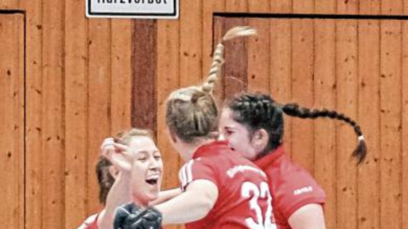 Nina Traxler, Vanessa Merkle und Theresa Lindenberger (von links) jubeln über die Meisterschaft mit dem BHTC. Foto: Simecek Nina Traxler, Vanessa Merkle und Theresa Lindenberger (von links) jubeln über die Meisterschaft mit dem BHTC. Foto: Simecek