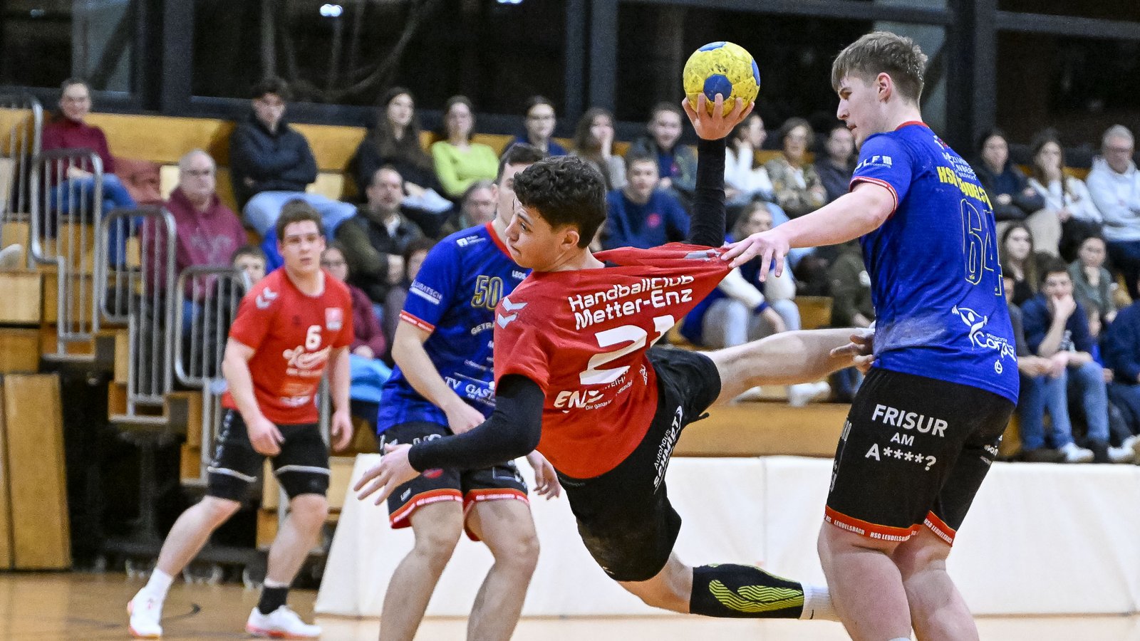 Aaron Abdalla trägt sich mit drei Treffern in die Torschützenliste des HC Metter-Enz ein und bestätigt die aufstrebende Form seines Teams im Verlauf der Bezirksliga-Hinrunde. Foto: Leitner