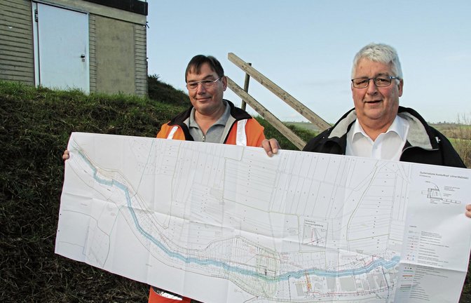 Mit einer neuen, 1,3 Kilometer langen Leitung von der Quelle im Strudelbachtal bis zum Bauhofgelände wird die Wasserversorgung von Eberdingen langfristig sichergestellt. Bürgermeister Peter Schäfer (rechts) und der Bauhofleiter und Wassermeister Helmut Bossert präsentieren vor dem Hochbehälter Blaichberg die entsprechenden Pläne für das bevorstehende Großprojekt.  Fotos: Banholzer