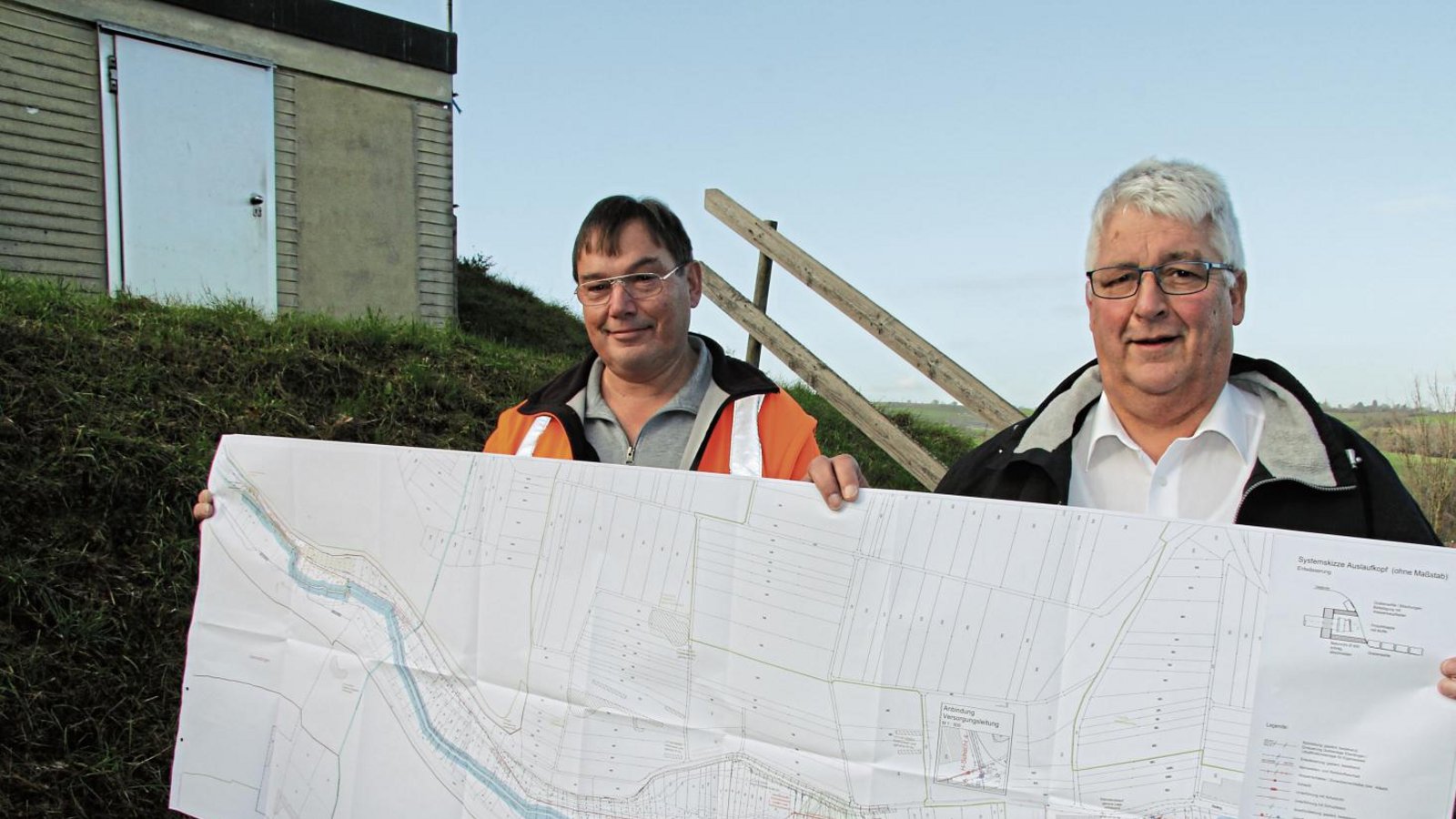 Mit einer neuen, 1,3 Kilometer langen Leitung von der Quelle im Strudelbachtal bis zum Bauhofgelände wird die Wasserversorgung von Eberdingen langfristig sichergestellt. Bürgermeister Peter Schäfer (rechts) und der Bauhofleiter und Wassermeister Helmut Bossert präsentieren vor dem Hochbehälter Blaichberg die entsprechenden Pläne für das bevorstehende Großprojekt.  Fotos: Banholzer