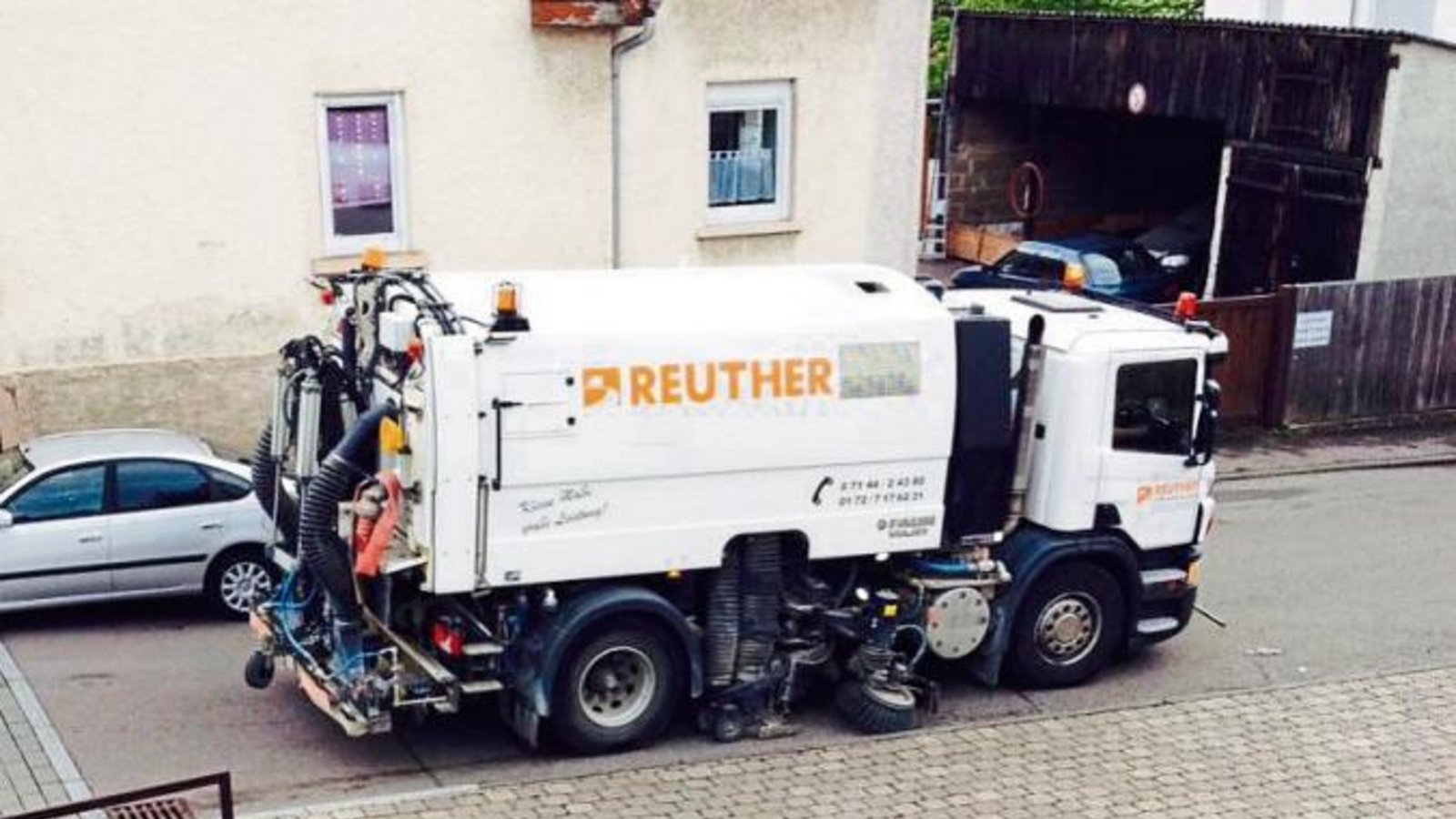 „Wenn die Kehrmaschine in allen Straßen einmal im Jahr fährt, ja dann wird es Maientag“, schreibt uns Gisela Seiz zu ihrem Foto. „Wenn die Kehrmaschine in allen Straßen einmal im Jahr fährt, ja dann wird es Maientag“, schreibt uns Gisela Seiz zu ihrem Foto.