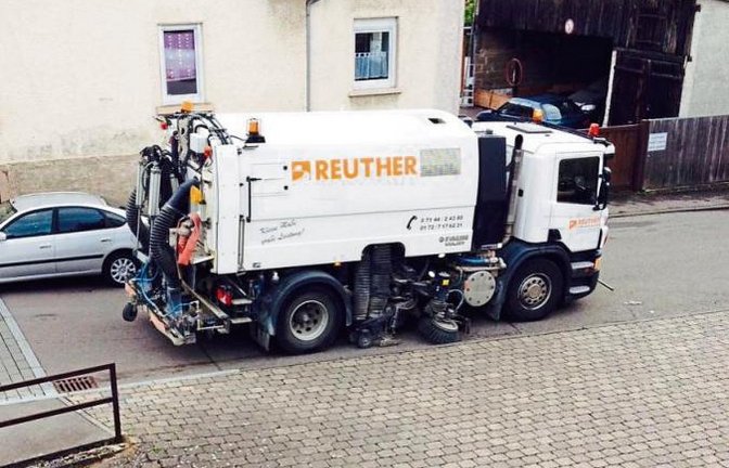 „Wenn die Kehrmaschine in allen Straßen einmal im Jahr fährt, ja dann wird es Maientag“, schreibt uns Gisela Seiz zu ihrem Foto.