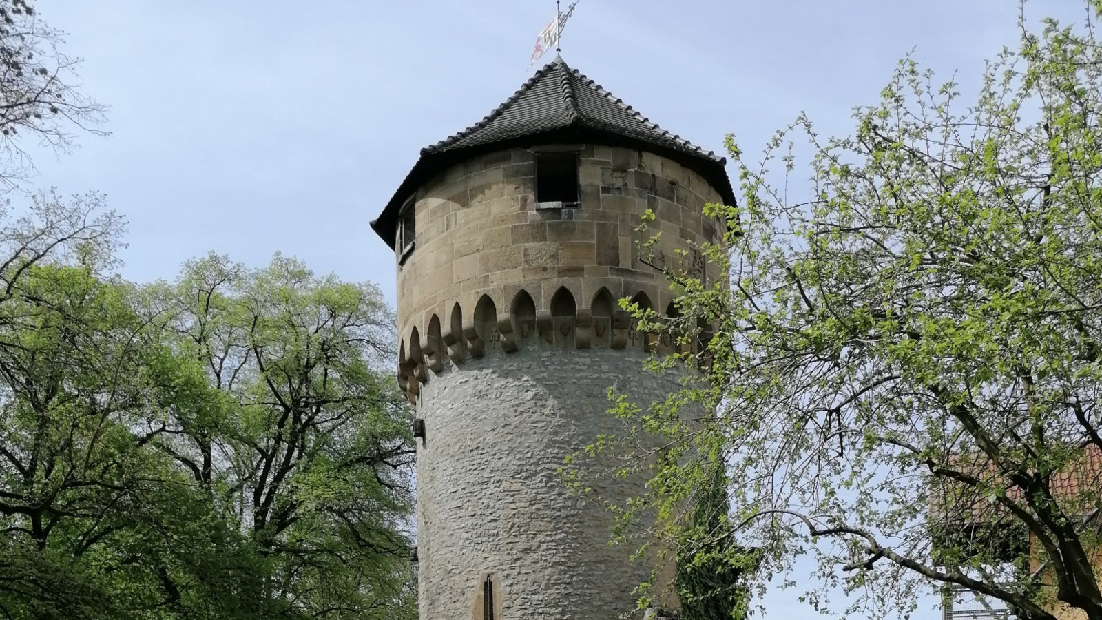Um schiefe Türme zu sehen, muss man nicht nach Pisa fahren. Ein Ausflug ins nahe Bretten tut es auch. Der Simmelturm der ehemaligen Stadtbefestigung soll sogar noch drei Grad schiefer sein als der bekanntere italienische Artgenosse.  Foto: Banholzer