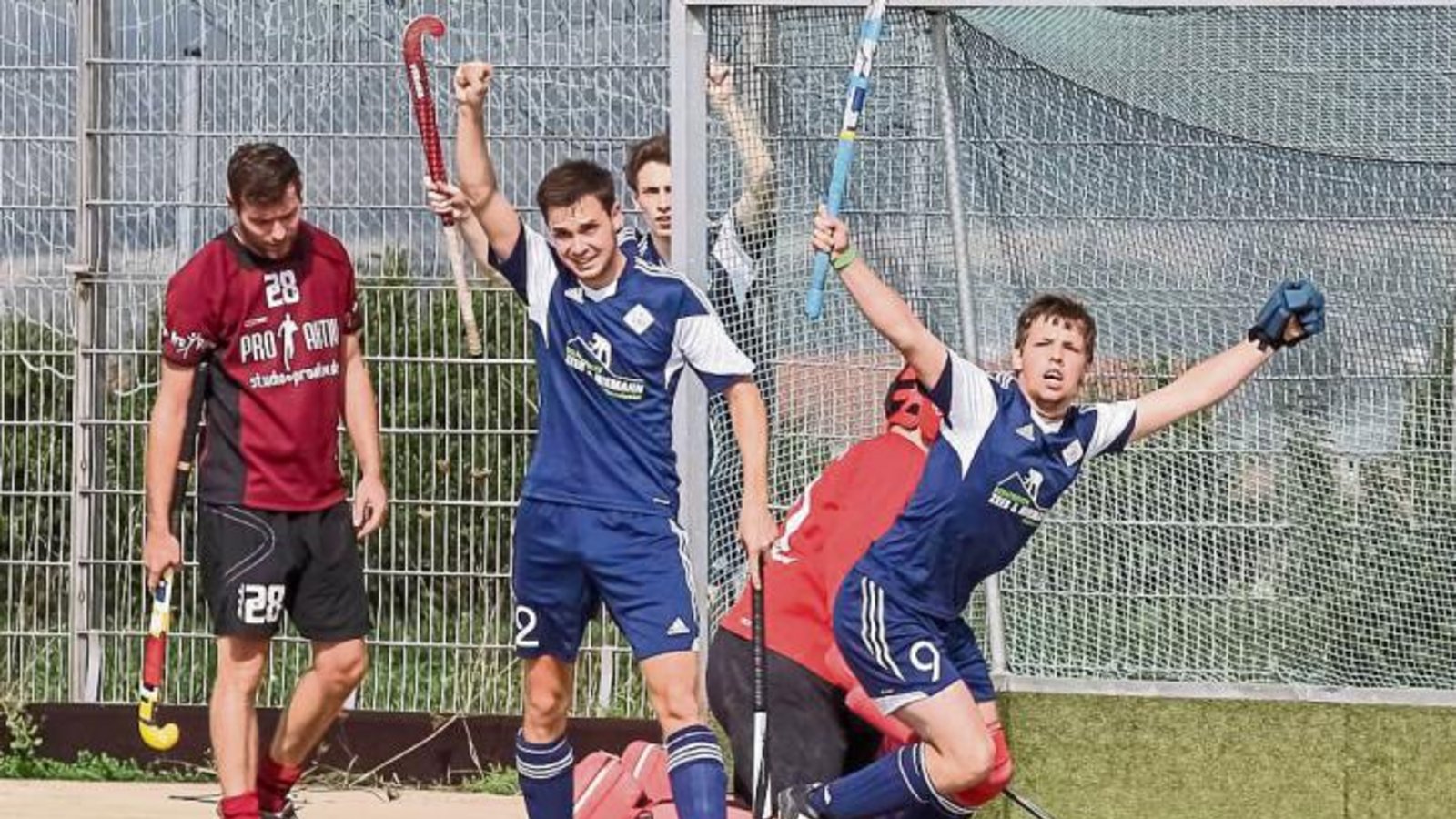 Die Vaihinger Ludwig Schmid, Dominik Hollmann und Jean-Pierre Hadrich (in Blau, von links) bejubeln den Treffer von Hadrich zum 1:0. Doch die Freude währte nicht lange. Foto: Simecek Die Vaihinger Ludwig Schmid, Dominik Hollmann und Jean-Pierre Hadrich (in Blau, von links) bejubeln den Treffer von Hadrich zum 1:0. Doch die Freude währte nicht lange. Foto: Simecek