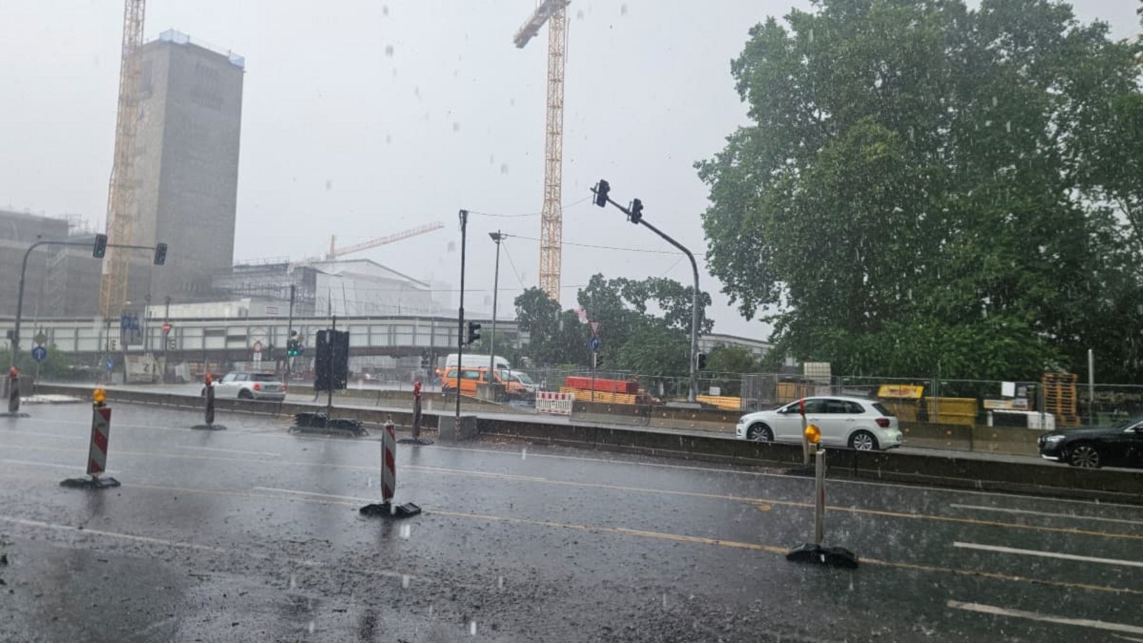 Starkregen und Hagel setzen Stuttgart unter WasserAndreas Rosar Starkregen und Hagel setzen Stuttgart unter WasserAndreas Rosar