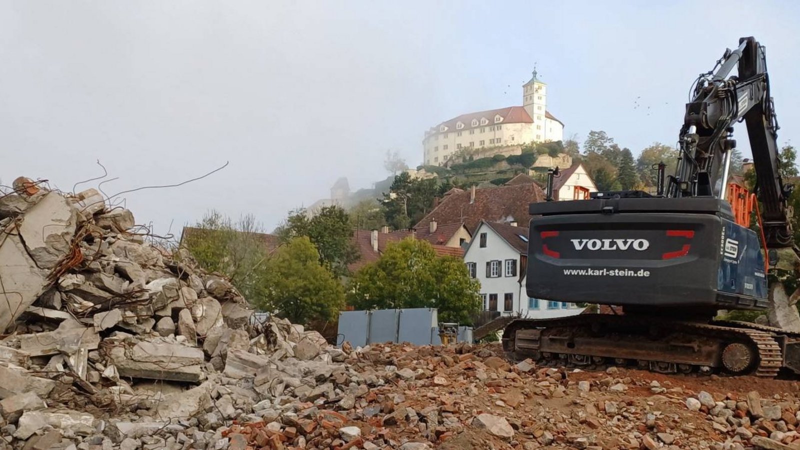 Vom Enßle-Gebäude bleiben Schuttberge übrig. Foto: Rücker