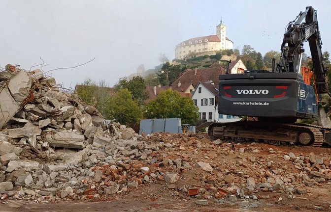 Vom Enßle-Gebäude bleiben Schuttberge übrig. Foto: Rücker