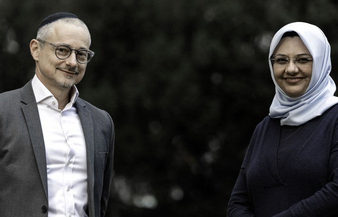Asher Mattern und Fahimah Ulfat  
Foto: Wolfgang Albers/

Die zwei von der Jüdisch-Islamischen Forschungsstelle: Asher Mattern und Fahimah Ulfat<span class='image-autor'>Foto: Wolfgang Albers</span>