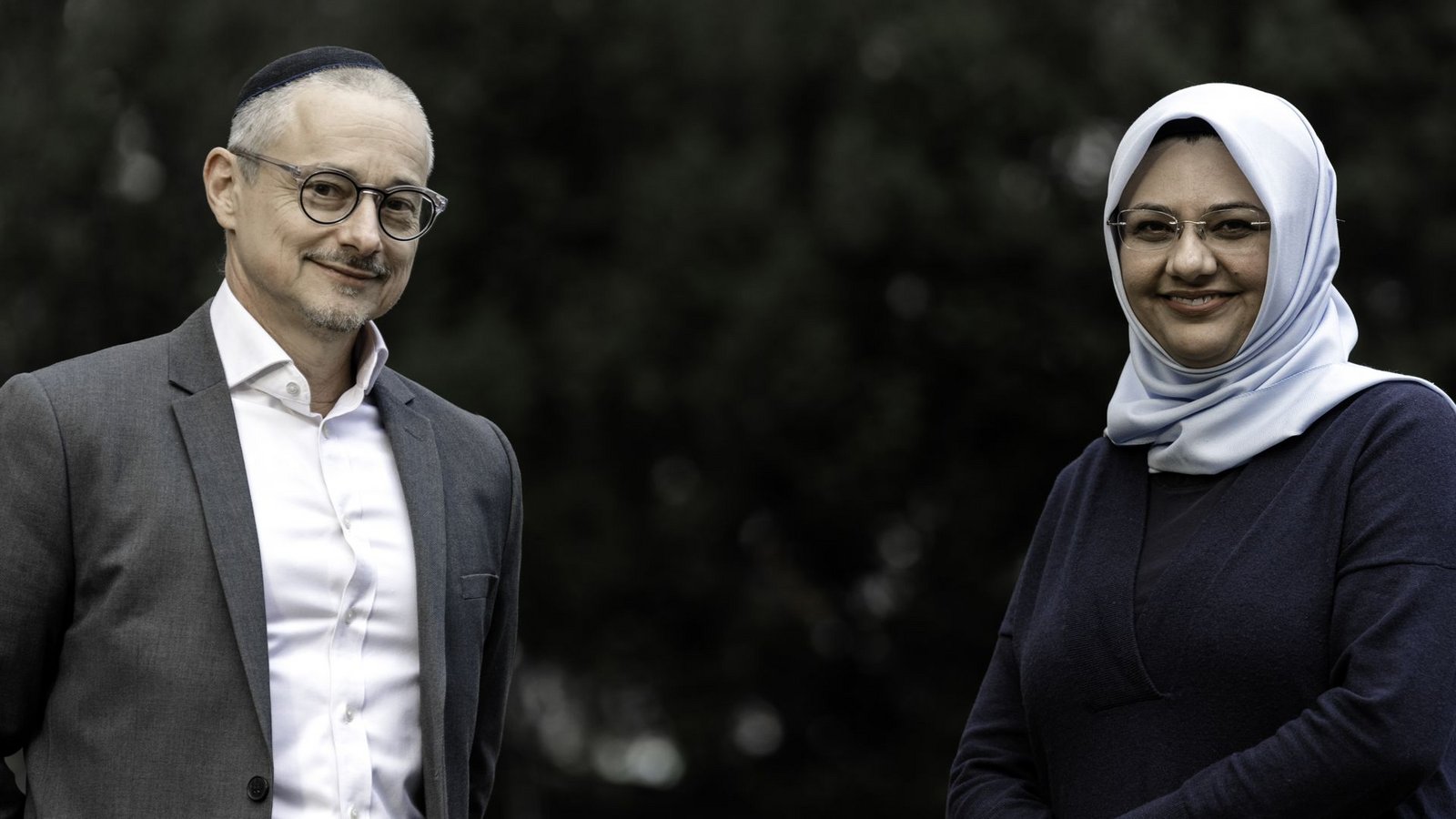 Asher Mattern und Fahimah Ulfat
Foto: Wolfgang Albers/
Die zwei von der Jüdisch-Islamischen Forschungsstelle: Asher Mattern und Fahimah UlfatFoto: Wolfgang Albers Asher Mattern und Fahimah Ulfat
Foto: Wolfgang Albers/
Die zwei von der Jüdisch-Islamischen Forschungsstelle: Asher Mattern und Fahimah UlfatFoto: Wolfgang Albers
