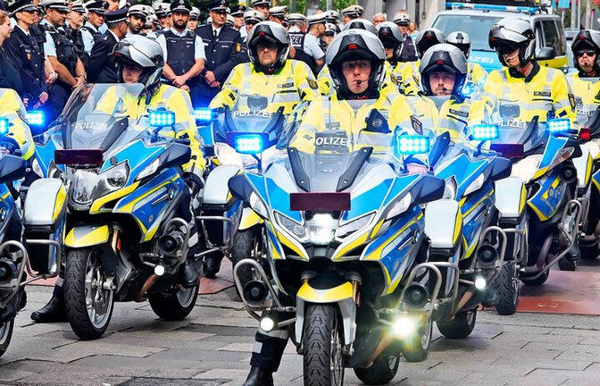 Schatten über der EM in Stuttgart: Motorradpolizisten trauern um ihren tödlich verunglückten Kollegen im Juni 2024.<span class='image-autor'>Foto: Andreas Rosar</span>