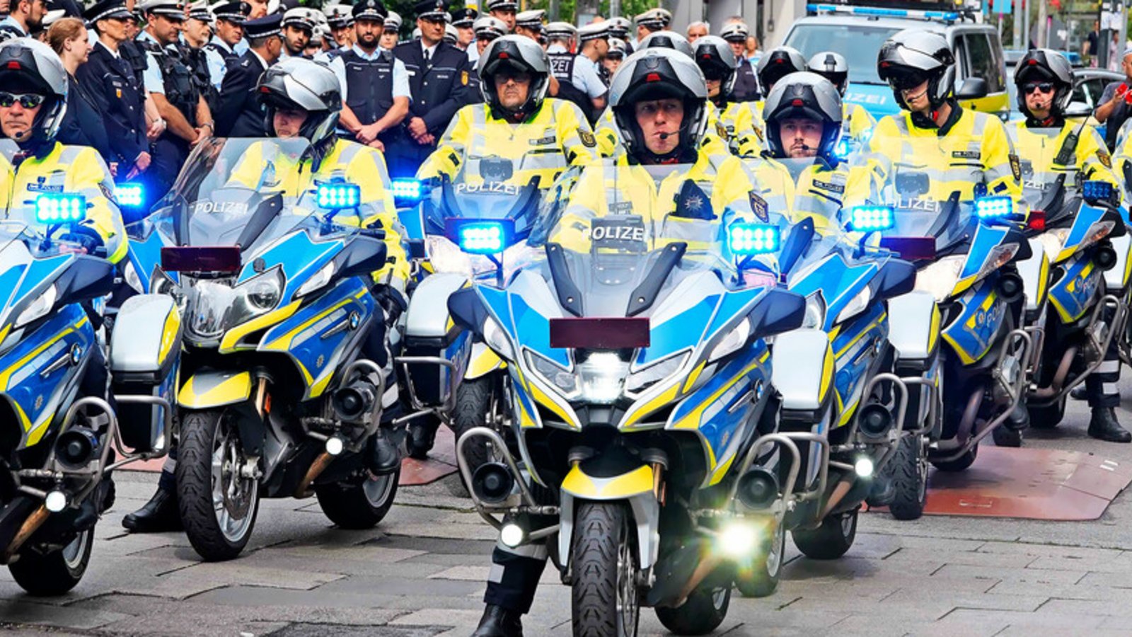Schatten über der EM in Stuttgart: Motorradpolizisten trauern um ihren tödlich verunglückten Kollegen im Juni 2024.Foto: Andreas Rosar Schatten über der EM in Stuttgart: Motorradpolizisten trauern um ihren tödlich verunglückten Kollegen im Juni 2024.Foto: Andreas Rosar