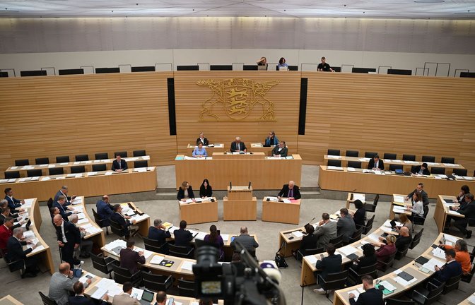 Landtagsabgeordnete folgen im Plenarsaal einer Sitzung des Landtags.<span class='image-autor'>Foto: Katharina Kausche/dpa</span>