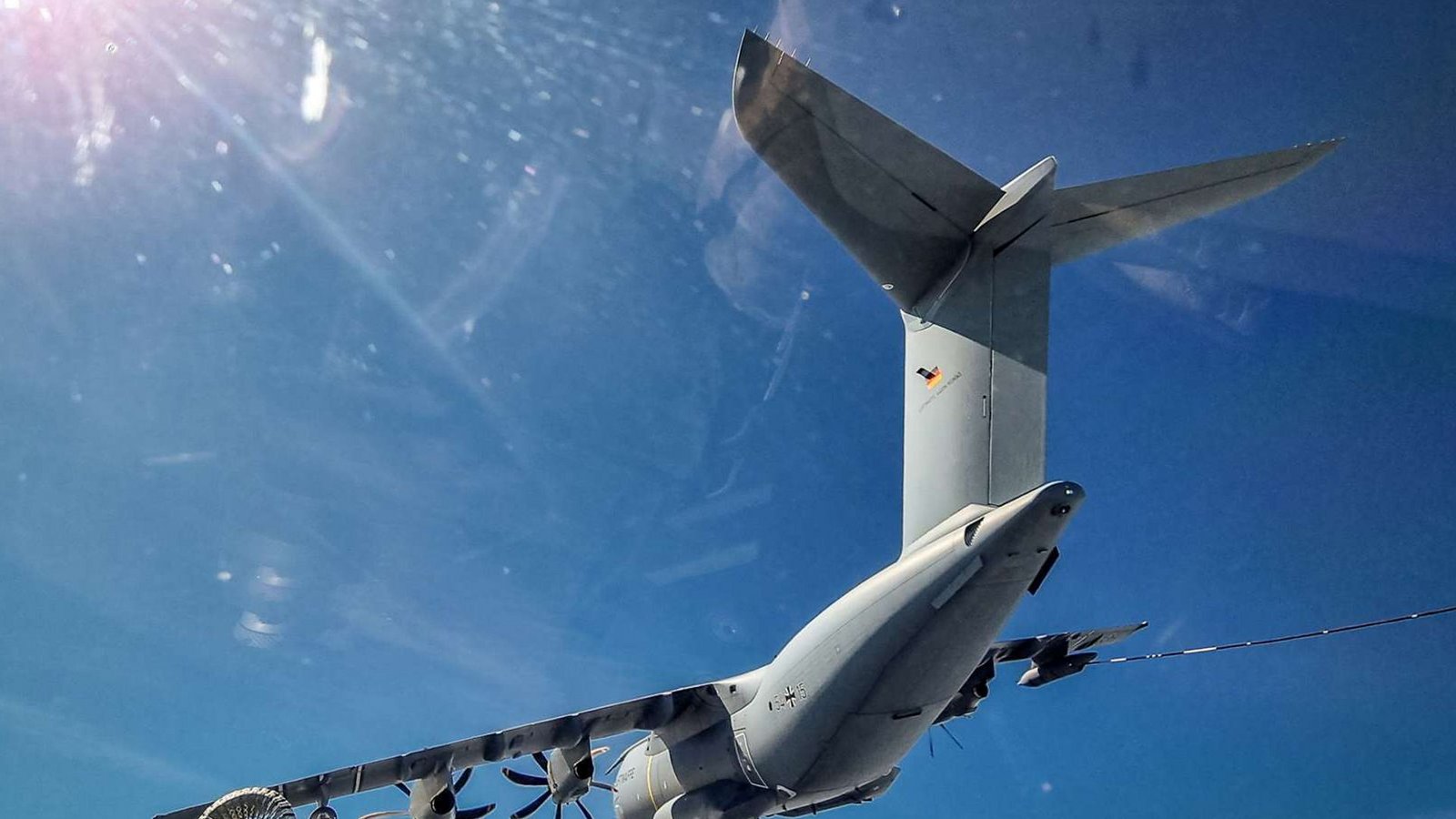 Das Transportflugzeug A400M startet zum Betanken tschechischer Kampfjets im Rahmen einer Zertifizierung tschechischer Piloten im deutschen Luftraum.Foto: Bundeswehr/Pressestelle Tschechische Luftwaffe Das Transportflugzeug A400M startet zum Betanken tschechischer Kampfjets im Rahmen einer Zertifizierung tschechischer Piloten im deutschen Luftraum.Foto: Bundeswehr/Pressestelle Tschechische Luftwaffe