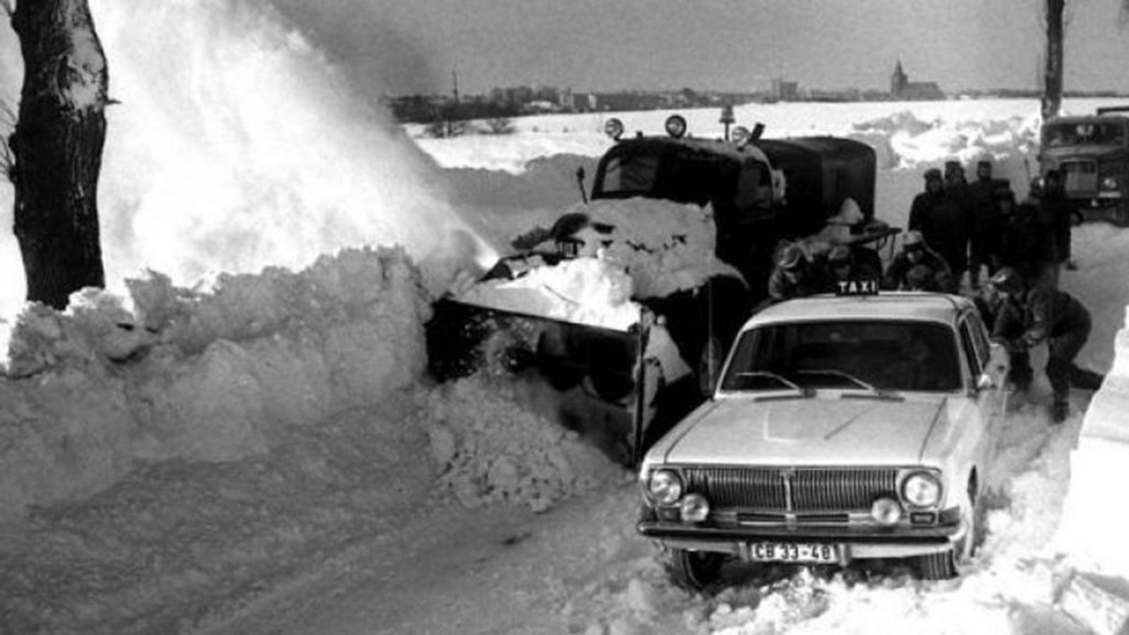 Die Schneefahrzeuge sind im Dauereinsatz.Foto: dpa