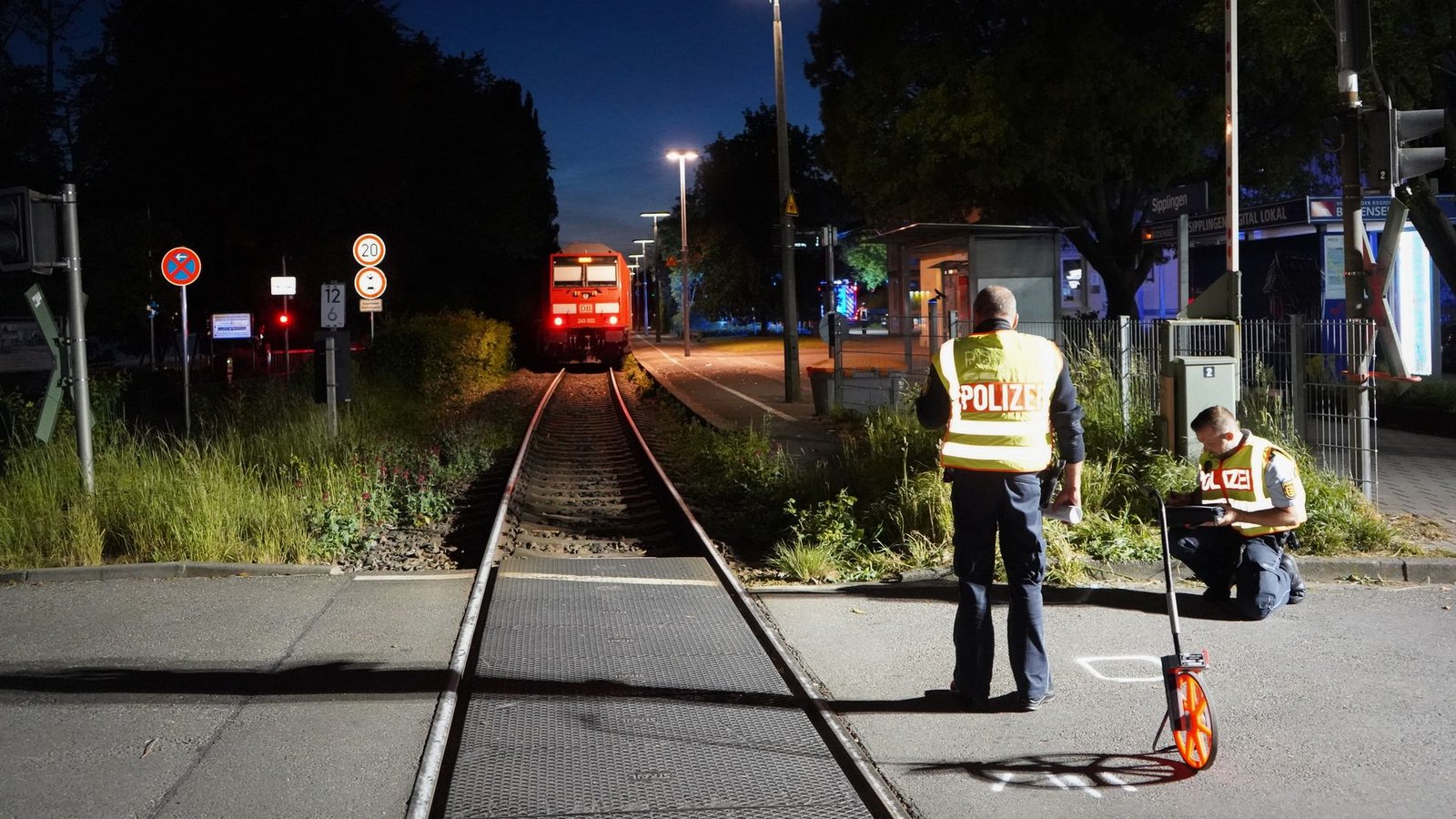 Nach dem Unfall vermessen Polizisten die Unglücksstelle.Foto: Reinert/swd-medien /dpa Nach dem Unfall vermessen Polizisten die Unglücksstelle.Foto: Reinert/swd-medien /dpa