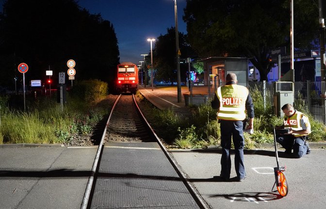 Nach dem Unfall vermessen Polizisten die Unglücksstelle.<span class='image-autor'>Foto: Reinert/swd-medien /dpa</span>