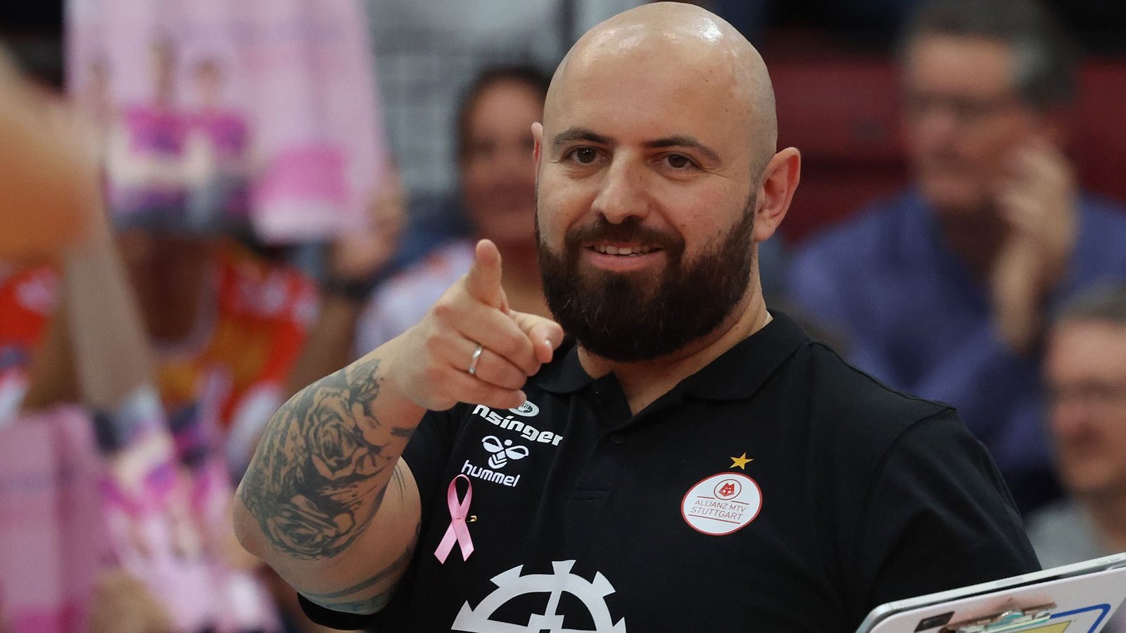 Da geht’s lang: Konstantin Bitter, Trainer der Volleyballerinnen von Allianz MTV Stuttgart.Foto: Baumann Da geht’s lang: Konstantin Bitter, Trainer der Volleyballerinnen von Allianz MTV Stuttgart.Foto: Baumann