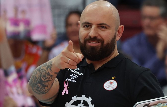 Da geht’s lang: Konstantin Bitter, Trainer der Volleyballerinnen von Allianz MTV Stuttgart.<span class='image-autor'>Foto: Baumann</span>