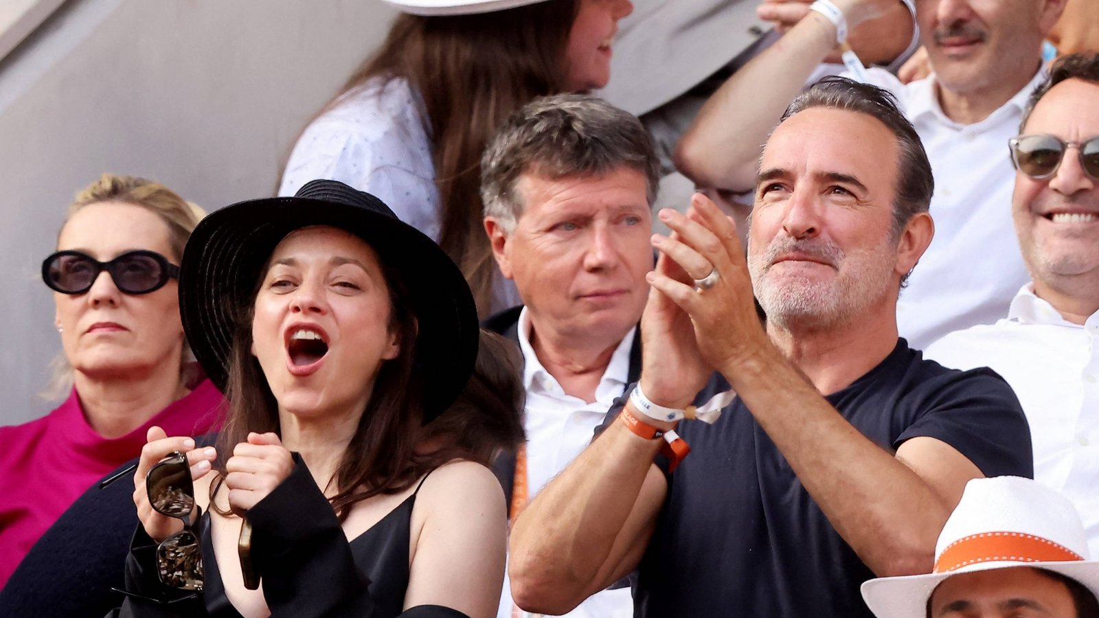 Die französischen Schauspieler Marion Cotillard und Jean Dujardin reagieren während des spannenden Endspiels auf der Tribüne.Foto: IMAGO / Bestimage Die französischen Schauspieler Marion Cotillard und Jean Dujardin reagieren während des spannenden Endspiels auf der Tribüne.Foto: IMAGO / Bestimage