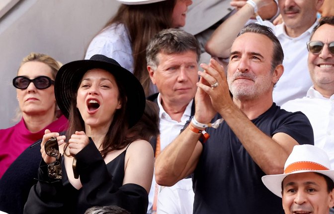 Die französischen Schauspieler Marion Cotillard und Jean Dujardin reagieren während des spannenden Endspiels auf der Tribüne.<span class='image-autor'>Foto: IMAGO / Bestimage</span>