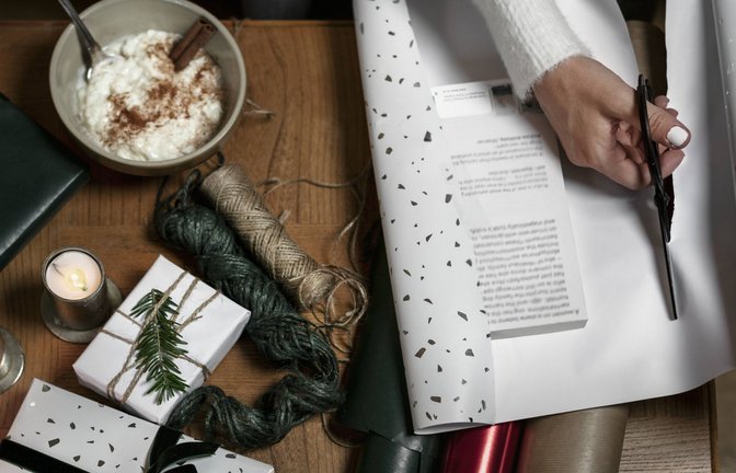 Bücher sind das Sahnehäubchen unter allen Gaben.<span class='image-autor'>Foto: IMAGO/Johner Images</span>