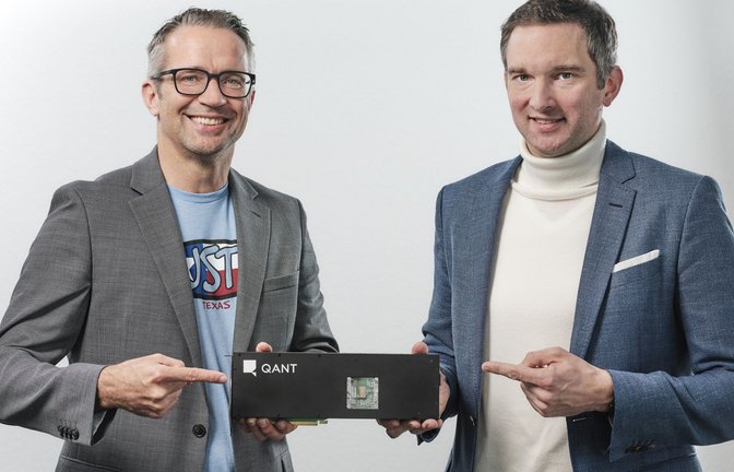 Q.ant-Chef Michael Förtsch (rechts) und Halbleiter-Experte Bruno Sprutz, ehemaliger IBM-Manager, mit dem photonischen Prozessor der zweiten Generation von Q.ant.<span class='image-autor'>Foto: Q.ant</span>