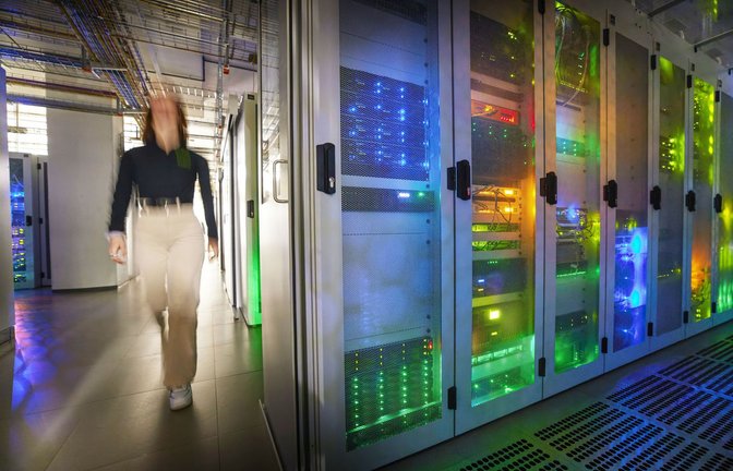 Bei Telemaxx steht Server über Server, es blinkt gewaltig im Rechenzentrum, und die Geräte strahlen große Hitze ab.<span class='image-autor'>Foto: Gottfried Stoppel</span>