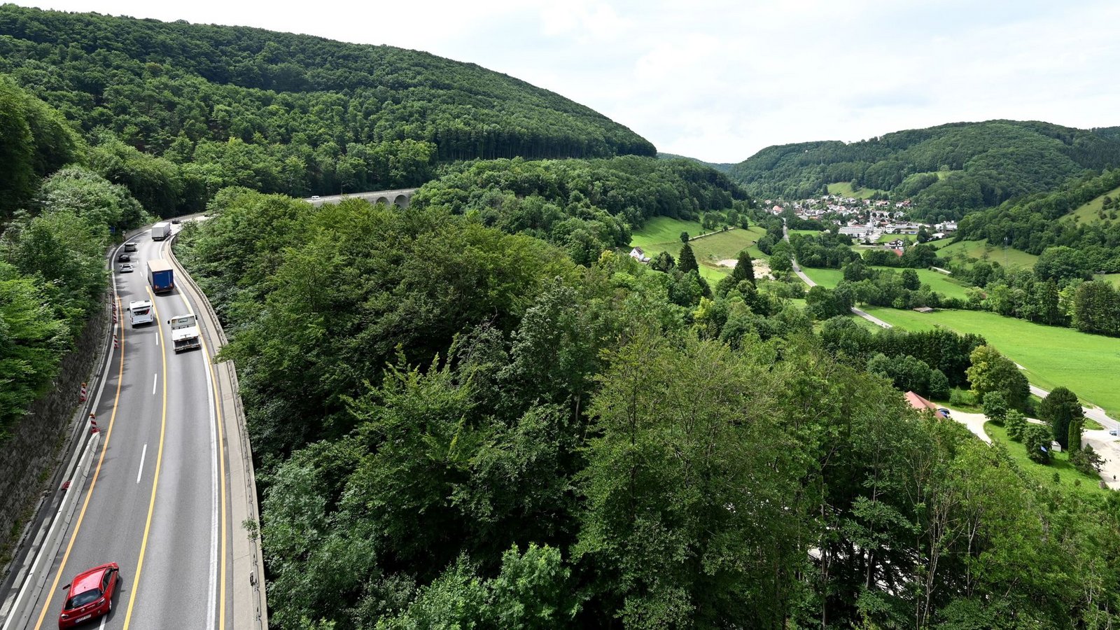 Die A8 beim Albaufstieg in der Nähe von Wiesensteig ist am Montagabend gesperrt worden (Archivbild).Foto: Bernd Weissbrod/dpa/Bernd Weissbrod Die A8 beim Albaufstieg in der Nähe von Wiesensteig ist am Montagabend gesperrt worden (Archivbild).Foto: Bernd Weissbrod/dpa/Bernd Weissbrod