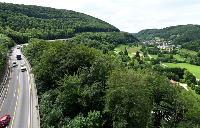 Die A8 beim Albaufstieg in der Nähe von Wiesensteig ist am Montagabend gesperrt worden (Archivbild).<span class='image-autor'>Foto: Bernd Weissbrod/dpa/Bernd Weissbrod</span>