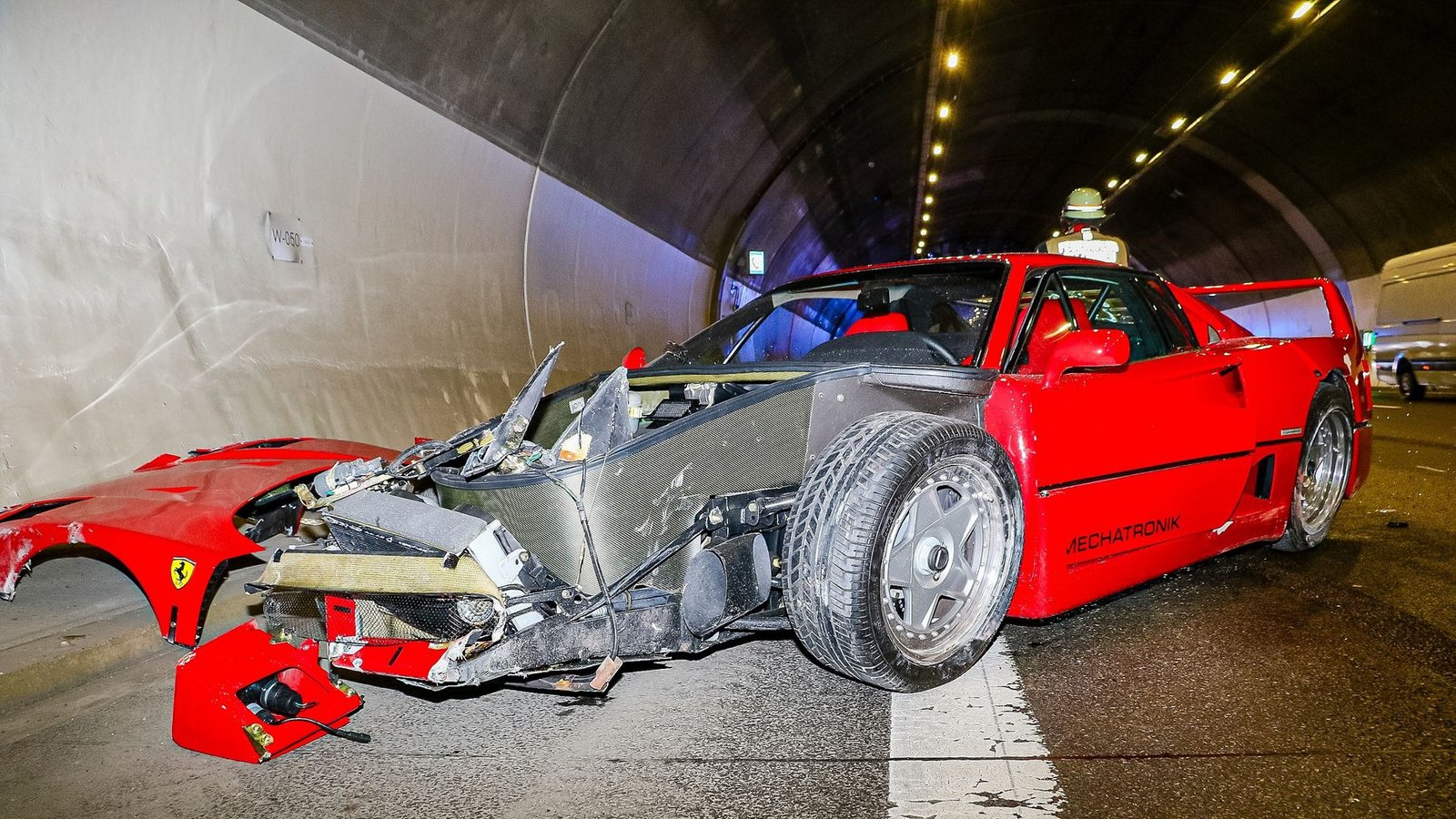 Der Ferrari kollidiert mit der Tunnelwand im Engelbergtunnel.Foto: KS-Images.de / Karsten Schmalz Der Ferrari kollidiert mit der Tunnelwand im Engelbergtunnel.Foto: KS-Images.de / Karsten Schmalz