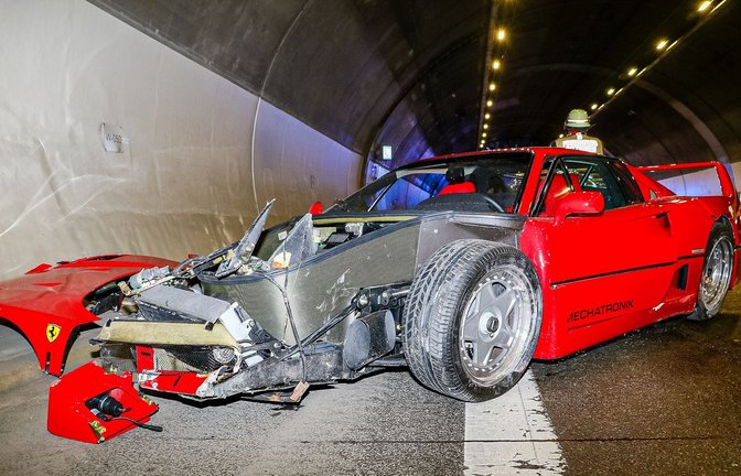 Der Ferrari kollidiert mit der Tunnelwand im Engelbergtunnel.<span class='image-autor'>Foto: KS-Images.de / Karsten Schmalz</span>