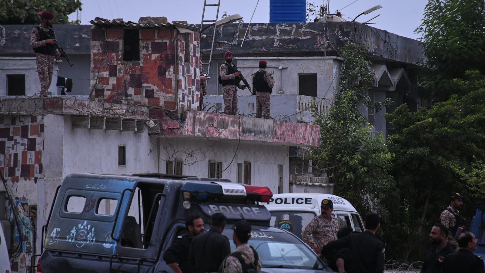 Nach dem Angriff in Karachi mit drei Toten pakistanischen Sicherheitskräften hat Pakistan Ziele in Afghanistan angegriffen.Foto: Ali Raza/AP/dpa