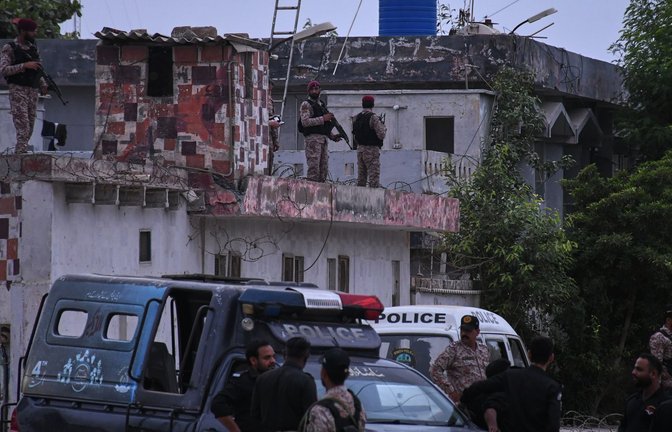 Nach dem Angriff in Karachi mit drei Toten pakistanischen Sicherheitskräften hat Pakistan Ziele in Afghanistan angegriffen.<span class='image-autor'>Foto: Ali Raza/AP/dpa</span>