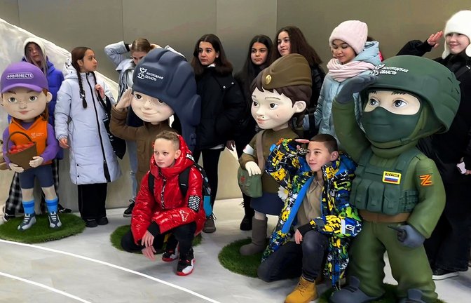 Salutieren für den Frieden? Auch Kinder und Jugendlicher sind zweifelhafter Propaganda ausgesetzt.<span class='image-autor'>Foto: Inna Hartwich</span>