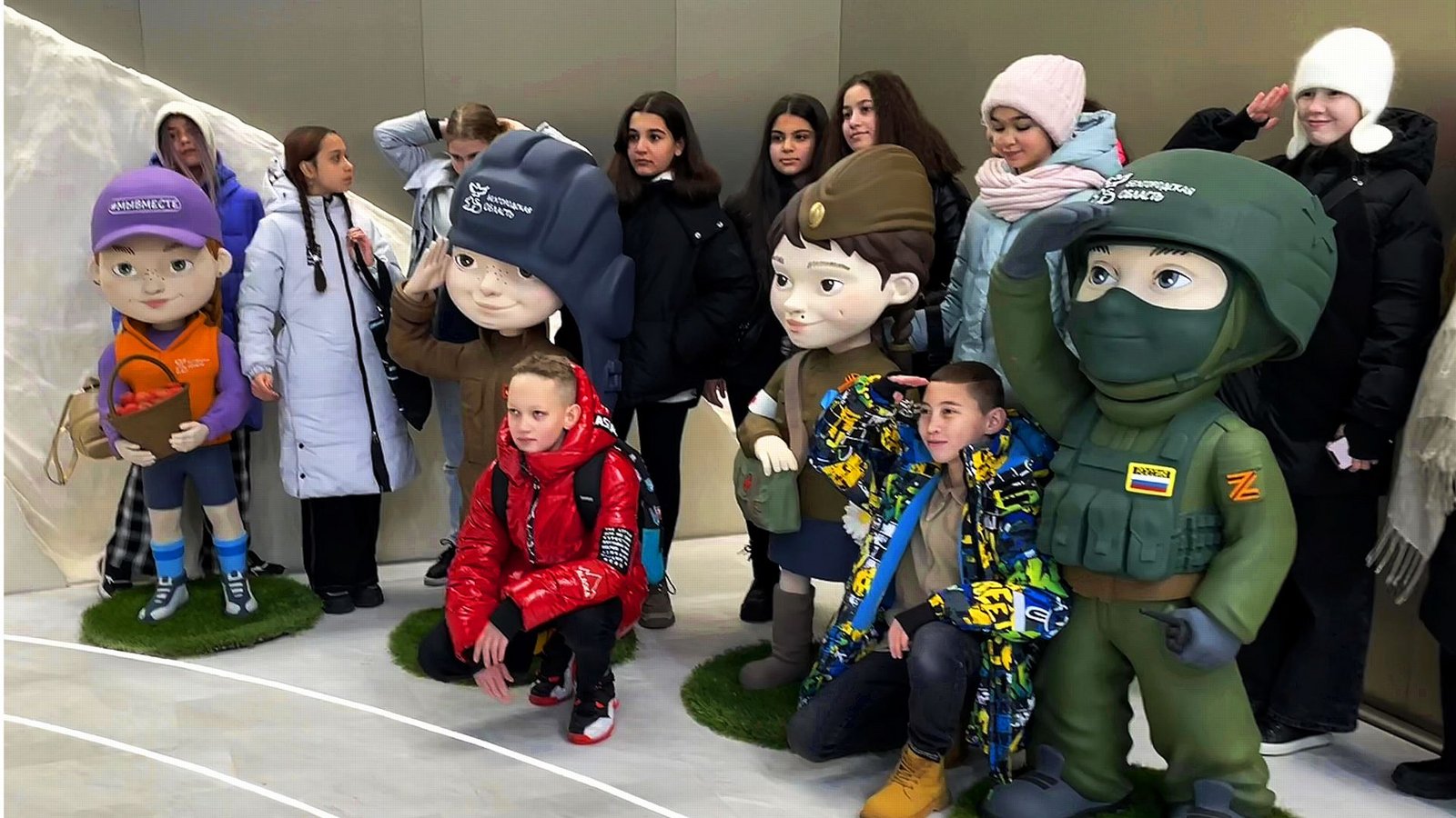 Salutieren für den Frieden? Auch Kinder und Jugendlicher sind zweifelhafter Propaganda ausgesetzt.Foto: Inna Hartwich Salutieren für den Frieden? Auch Kinder und Jugendlicher sind zweifelhafter Propaganda ausgesetzt.Foto: Inna Hartwich