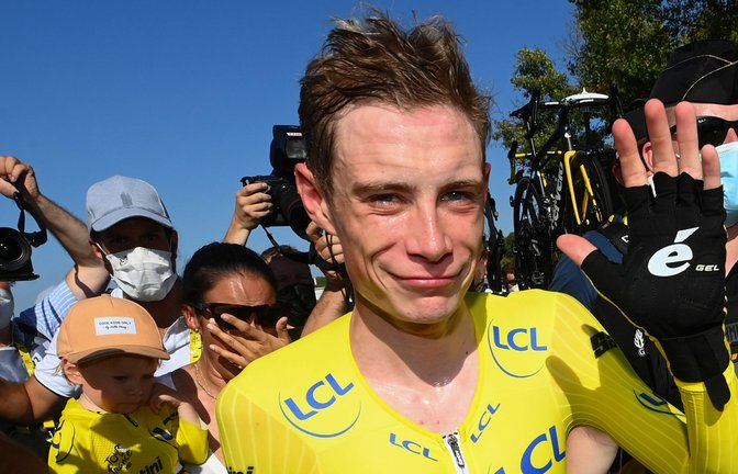 Von Emotionen überwältigt: Dem Dänen Jonas Vingegaard ist der Sieg der 109. Tour de France sicher.<span class='image-autor'>Foto: Tim De Waele/Pool Getty Images via AP/dpa</span>
